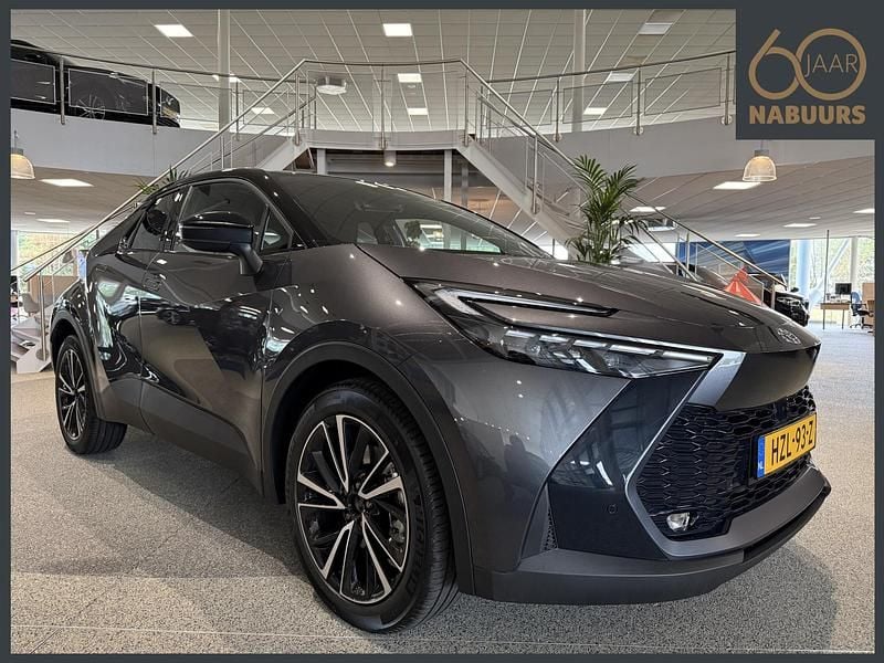 Grijs Nieuw 2025 Toyota C-HR Executive SUV | € 39.950 - Afbeelding 1/4