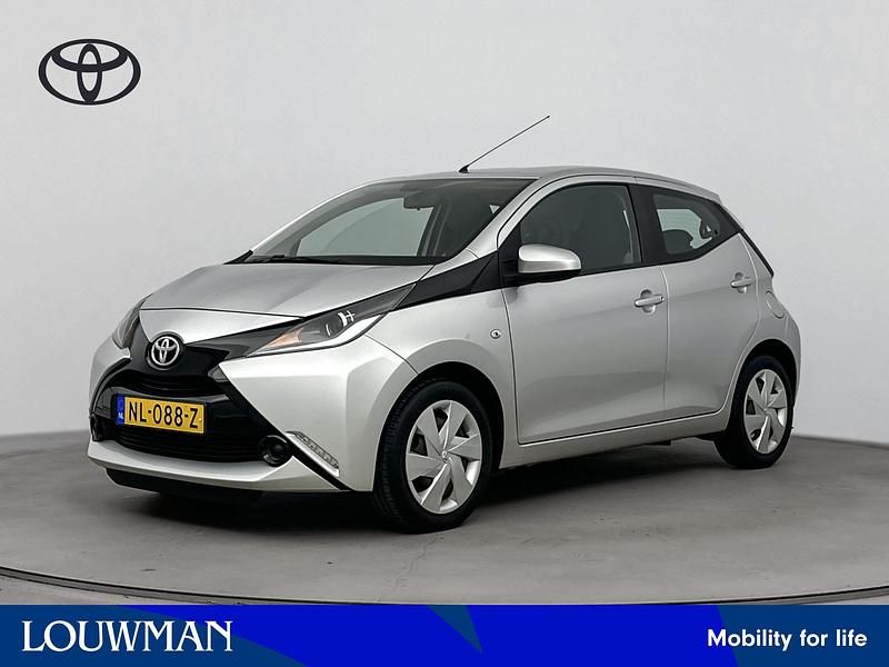 Grijs metallic Gebruikt 2016 Toyota Aygo X-play Hatchback | € 8.895 (Eerlijke prijs) - Afbeelding 1/4