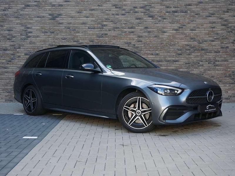 Grijs Gebruikt 2023 Mercedes C300e AMG Stationwagen | € 45.995 (Eerlijke prijs) - Afbeelding 1/4