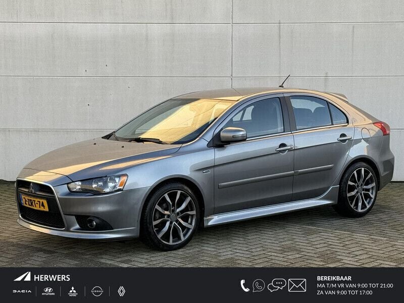 Grijs, metallic lak Gebruikt 2015 Mitsubishi Lancer Sportback Edition Hatchback | € 8.435 (Eerlijke prijs) - Afbeelding 1/4