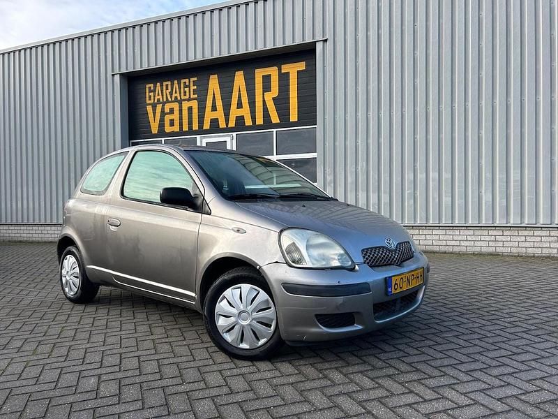 Grijs Gebruikt 2004 Toyota Yaris Terra Hatchback | € 1.750 (Goede deal) - Afbeelding 1/4