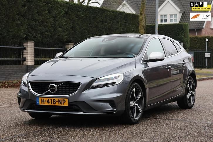 Grijs Occasion 2020 Volvo V40 Hatchback | € 17.695 (Eerlijke prijs) - Afbeelding 1/4