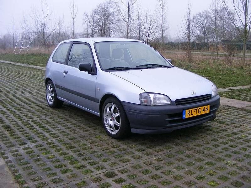 Grijs Occasion 1997 Toyota Starlet Hatchback | € 2.300 (Eerlijke prijs) - Afbeelding 1/4