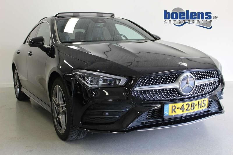 Zwart Gebruikt 2022 Mercedes CLA250 Business Sedan | € 28.764 (Eerlijke prijs) - Afbeelding 1/4