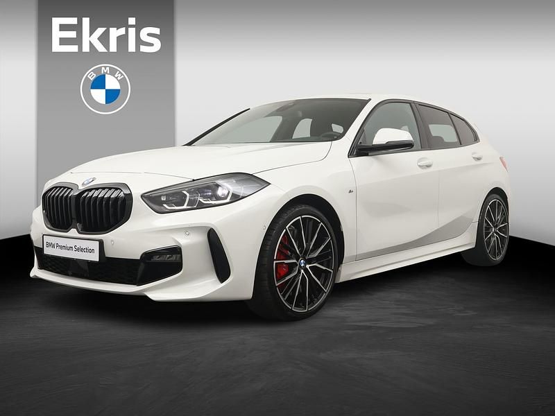 Wit Gebruikt 2024 BMW 118 Comfort Edition Hatchback | € 35.900 (Eerlijke prijs) - Afbeelding 1/4