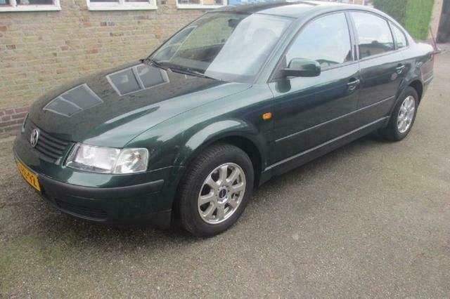Groen Occasion 1997 VW Passat Sedan | € 2.750 - Afbeelding 1/4