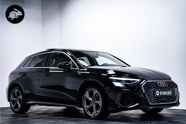 Zwart Gebruikt 2022 Audi A3 Sportback S-Line Hatchback | € 33.850 (Iets duurder) - Afbeelding 1/4
