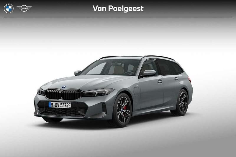 Skyscraper grey metallic (grijs metallic) Nieuw 2025 BMW 330e M Sport Stationwagen | € 67.905 (Super prijs) - Afbeelding 1/4