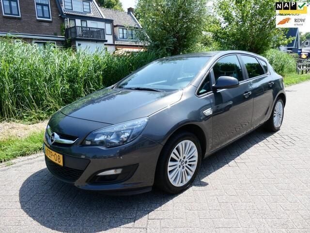 Grijs Gebruikt 2013 Opel Astra Selection Hatchback | € 5.945 (Eerlijke prijs) - Afbeelding 1/4