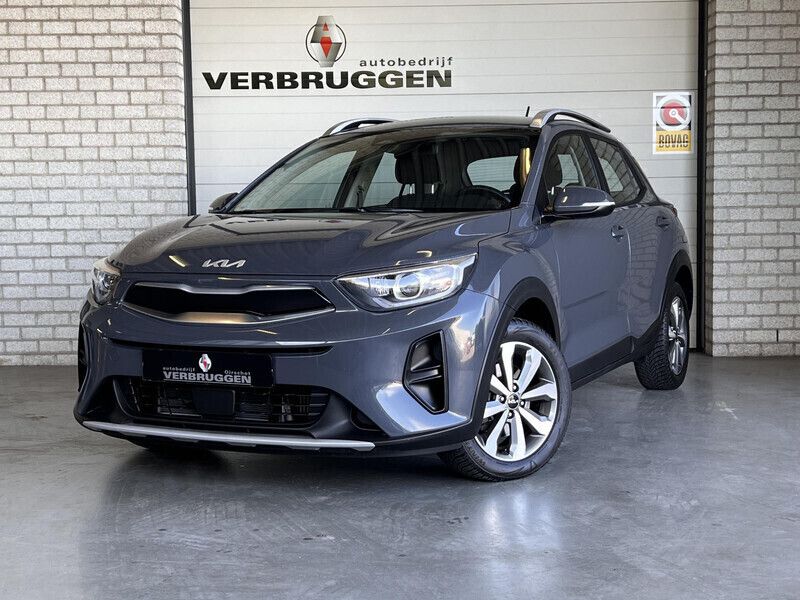 Grijs, metallic lak Gebruikt 2022 Kia Stonic SUV | € 20.950 (Eerlijke prijs) - Afbeelding 1/4
