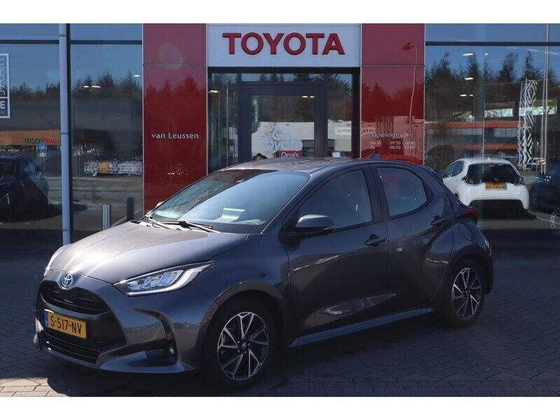 Grijs Gebruikt 2023 Toyota Yaris Hatchback | € 21.390 (Eerlijke prijs) - Afbeelding 1/4