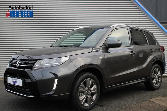 Grijs Gebruikt 2025 Suzuki Vitara SUV | € 28.945 (Eerlijke prijs) - Afbeelding 1/4