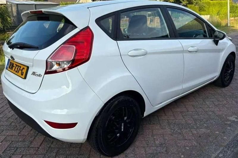 Wit Gebruikt 2015 Ford Fiesta Style Hatchback | € 1.500 (Goede deal) - Afbeelding 1/4