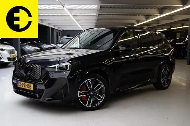 Zwart Gebruikt 2023 BMW iX1 Comfort Edition SUV | € 39.950 (Goede deal) - Afbeelding 1/4