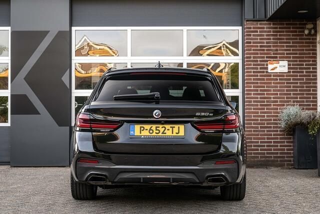 Zwart, metallic lak Gebruikt 2022 BMW 530e M Sport Stationwagen | € 44.950 (Eerlijke prijs) - Afbeelding 1/4