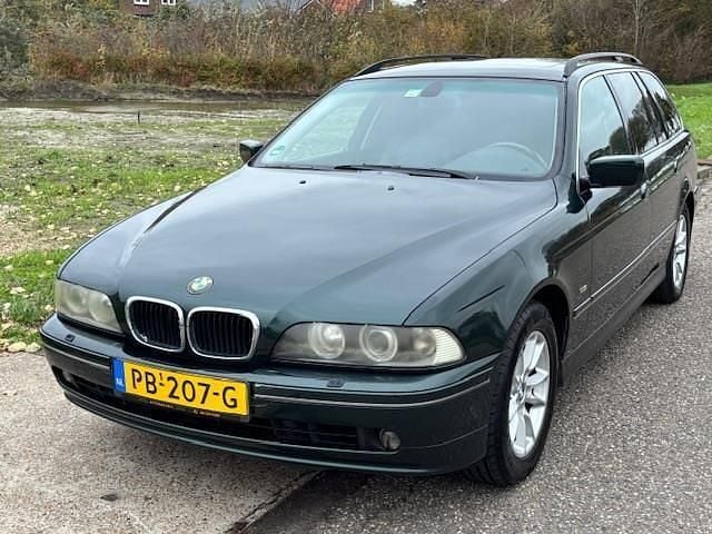 Groen Occasion 2002 BMW 525 Executive Stationwagen | € 2.749 - Afbeelding 1/4