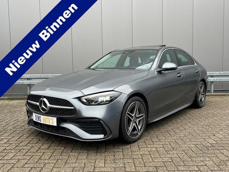 Grijs (metallic) Occasion 2022 Mercedes C180 AMG line Sedan | € 35.950 (Eerlijke prijs) - Afbeelding 1/4