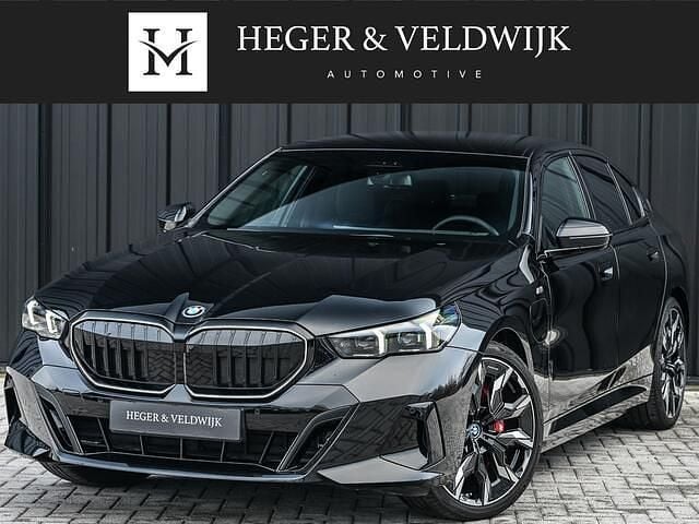 Zwart (metallic) Occasion 2024 BMW 550e M Sport Sedan | € 76.900 (Eerlijke prijs) - Afbeelding 1/4