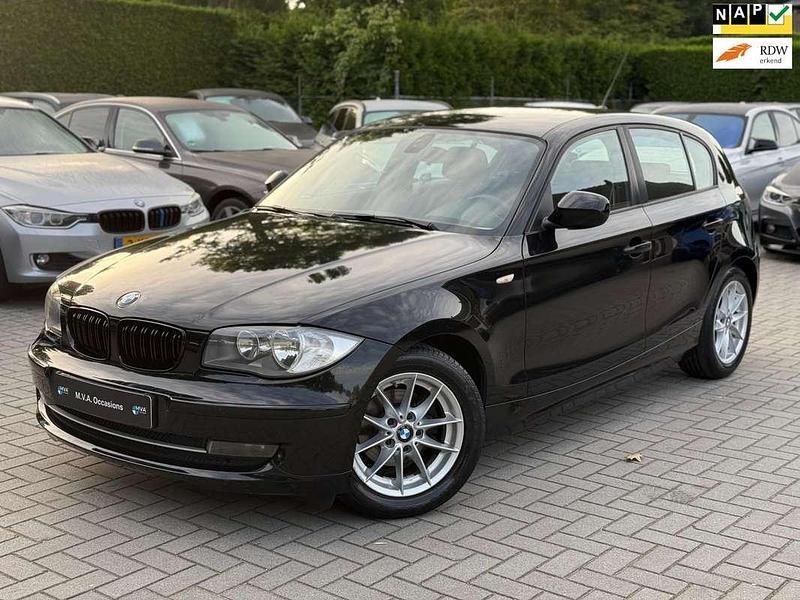 Zwart Gebruikt 2011 BMW 116 Hatchback | € 4.950 (Eerlijke prijs) - Afbeelding 1/4