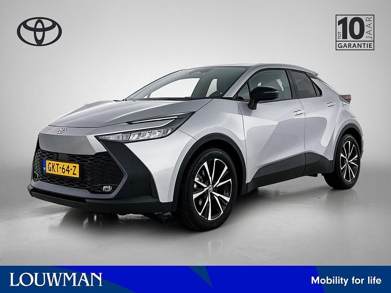 Grijs Occasion 2024 Toyota C-HR SUV | € 30.945 (Eerlijke prijs) - Afbeelding 1/4