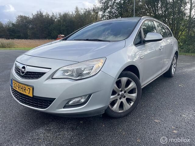 Grijs Gebruikt 2011 Opel Astra Edition Stationwagen | € 2.499 (Goede deal) - Afbeelding 1/4