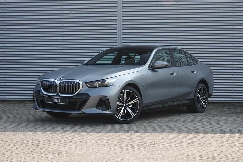 Grijs Nieuw 2025 BMW 530e Comfort Edition Sedan | € 84.743 (Eerlijke prijs) - Afbeelding 1/4