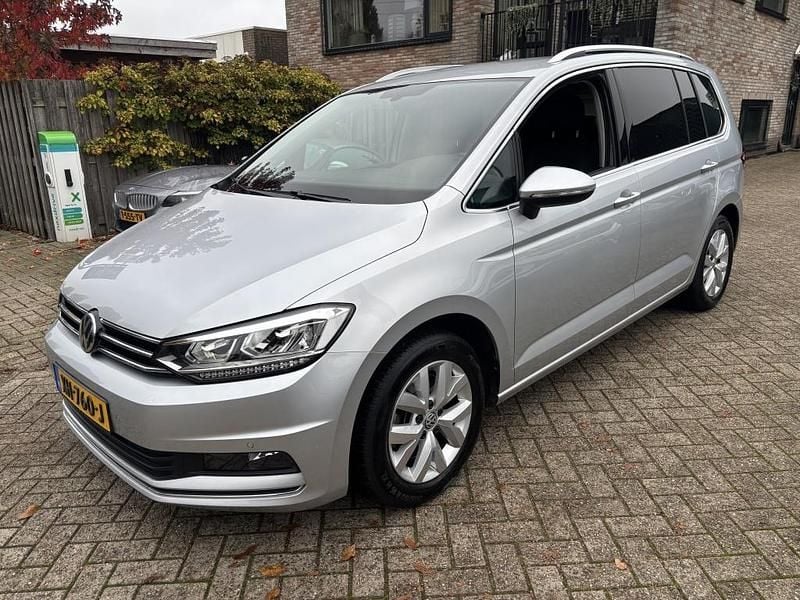 Grijs Gebruikt 2019 VW Touran Highline MPV | € 25.450 (Eerlijke prijs) - Afbeelding 1/4