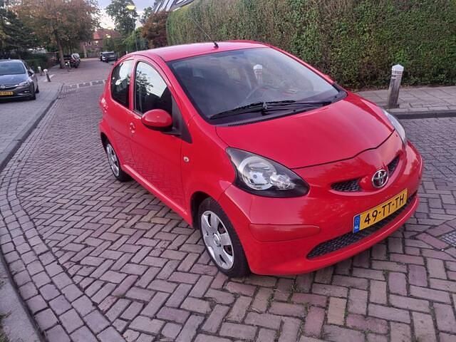 Rood Gebruikt 2007 Toyota Aygo Hatchback | € 1.799 (Eerlijke prijs) - Afbeelding 1/4