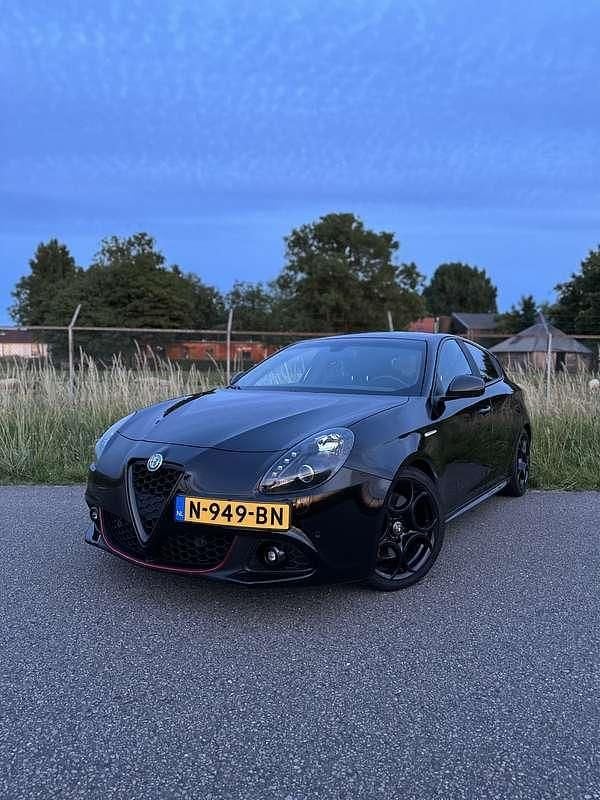 Zwart Gebruikt 2019 Alfa Romeo Giulietta MPV | € 16.950 - Afbeelding 1/1