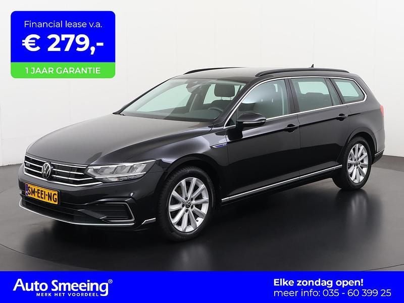 Deep black pearl effect (2t2t) Gebruikt 2021 VW Passat GTE Stationwagen | € 22.695 (Goede deal) - Afbeelding 1/4