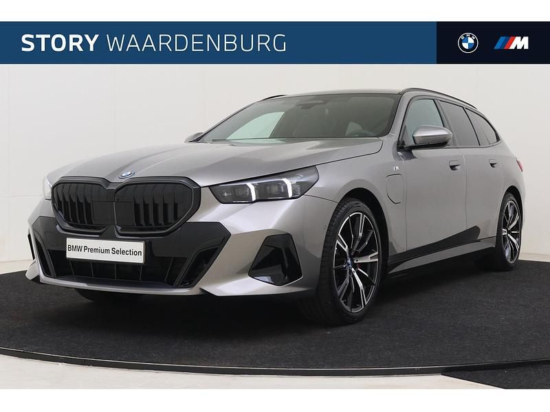 Grijs Gebruikt 2025 BMW 530e Executive Stationwagen | € 78.950 - Afbeelding 1/4