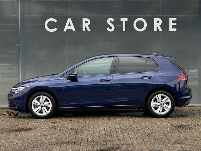 Occasion VW Golf VIII Life 131 PK (96 kW) 2020 Blauw Hatchback