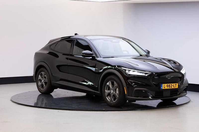 Zwart Gebruikt 2021 Ford Mustang Mach-E SUV | € 26.945 (Eerlijke prijs) - Afbeelding 1/4