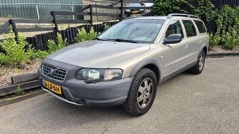 Beige, metallic lak Gebruikt 2002 Volvo XC70 Comfort SUV | € 1.950 (Eerlijke prijs) - Afbeelding 1/4