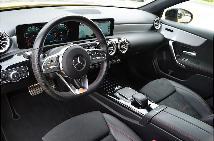 Occasion Mercedes A250 Business 218 PK (160 kW) 2020 Geel Hatchback