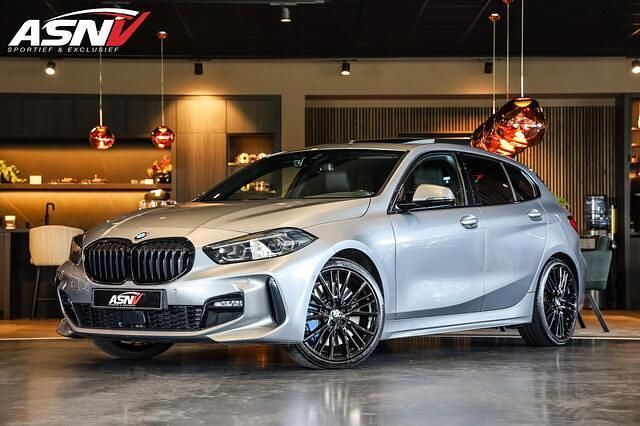Grijs Gebruikt 2022 BMW 118 Executive Hatchback | € 28.945 (Eerlijke prijs) - Afbeelding 1/4