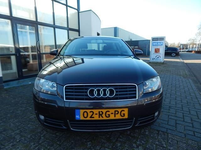 Grijs (metallic) Gebruikt 2005 Audi A3 Attraction Hatchback | € 1.495 (Super prijs) - Afbeelding 1/4