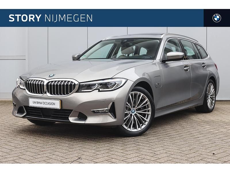 Grijs (metallic) Gebruikt 2022 BMW 330e M Sport Stationwagen | € 33.950 (Eerlijke prijs) - Afbeelding 1/4