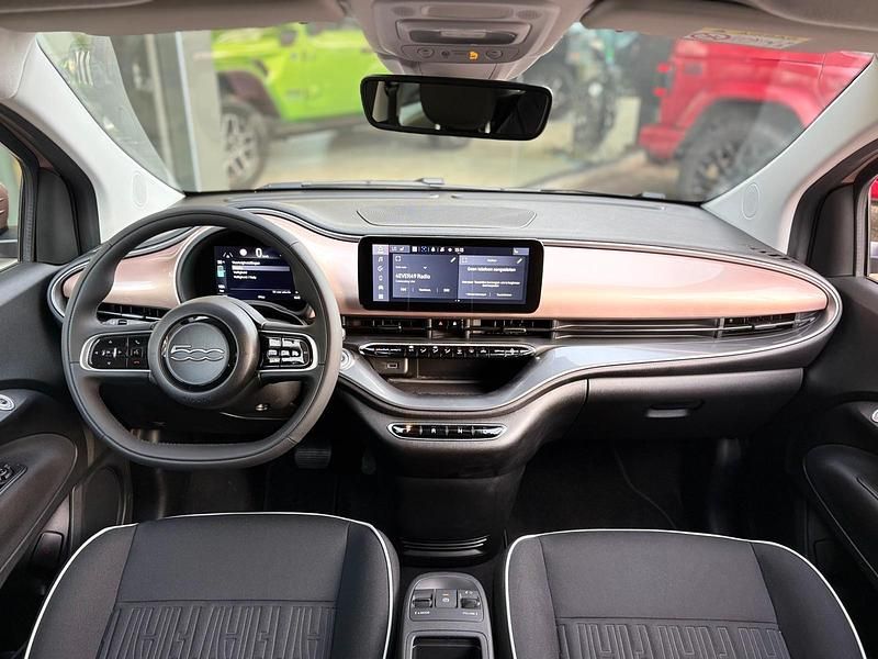 Nieuw Fiat 500e La Prima 86 kW (118 PK) 2025 Rood Hatchback