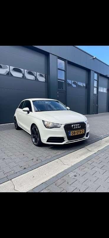 Wit Occasion 2011 Audi A1 Sportback Hatchback | € 3.998 (Eerlijke prijs) - Afbeelding 1/4