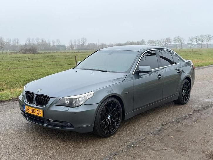 Grijs Occasion 2003 BMW 520 Executive Sedan | € 4.250 (Eerlijke prijs) - Afbeelding 1/4