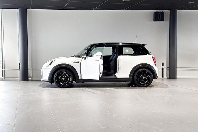 Occasion Mini Cooper Essential 135 kW (184 PK) 2023 Nanuq white (c6a) Hatchback