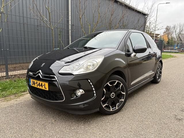 Zwart Gebruikt 2011 Citroën DS3 Sport Chic Hatchback | € 4.750 (Eerlijke prijs) - Afbeelding 1/4