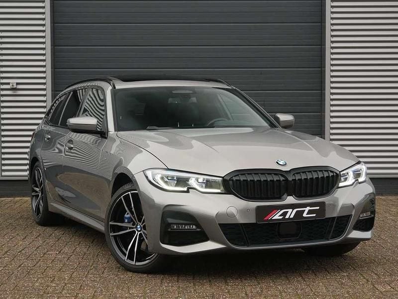 Grijs (metallic) Gebruikt 2021 BMW 330e Stationwagen | € 29.950 (Eerlijke prijs) - Afbeelding 1/4
