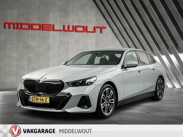 Grijs, metallic lak Gebruikt 2024 BMW 520 M Sport Sedan | € 59.950 (Duur) - Afbeelding 1/4