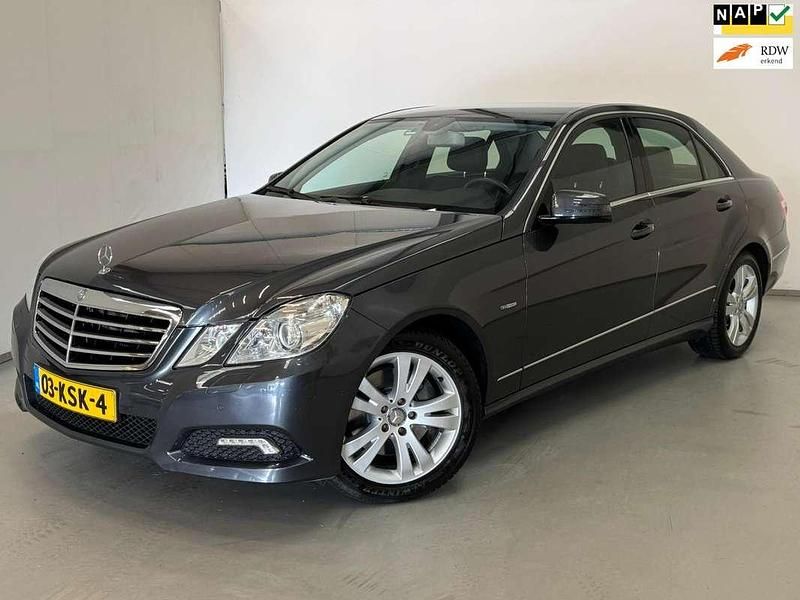 Grijs (metallic) Occasion 2010 Mercedes E250 Avantgarde Sedan | € 10.750 (Eerlijke prijs) - Afbeelding 1/4