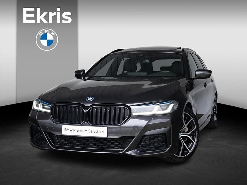Grijs Gebruikt 2024 BMW 530e M Sport Stationwagen | € 56.985 - Afbeelding 1/4