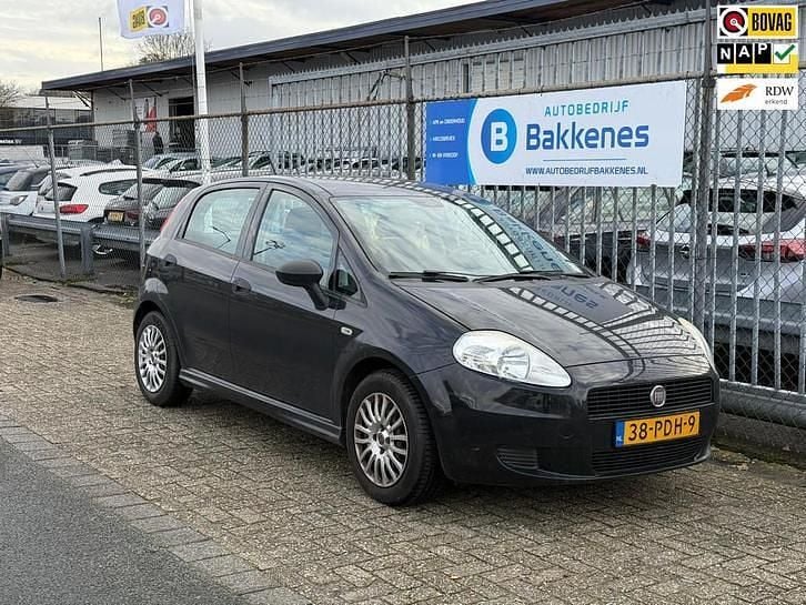 Zwart Occasion 2011 Fiat Grande Punto Hatchback | € 1.745 (Eerlijke prijs) - Afbeelding 1/4