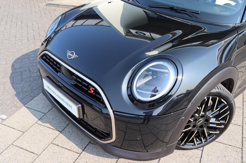 Occasion Mini Cooper S Favoured 204 PK (150 kW) 2025 Zilver Hatchback