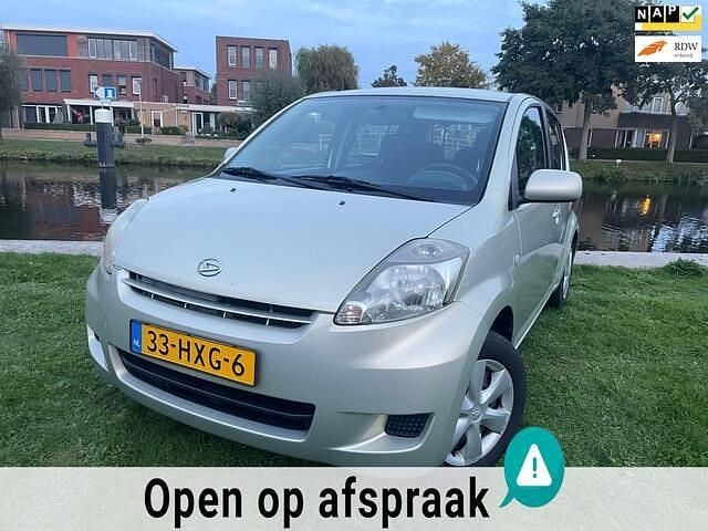 Beige Gebruikt 2009 Daihatsu Sirion Hatchback | € 2.250 (Goede deal) - Afbeelding 1/4
